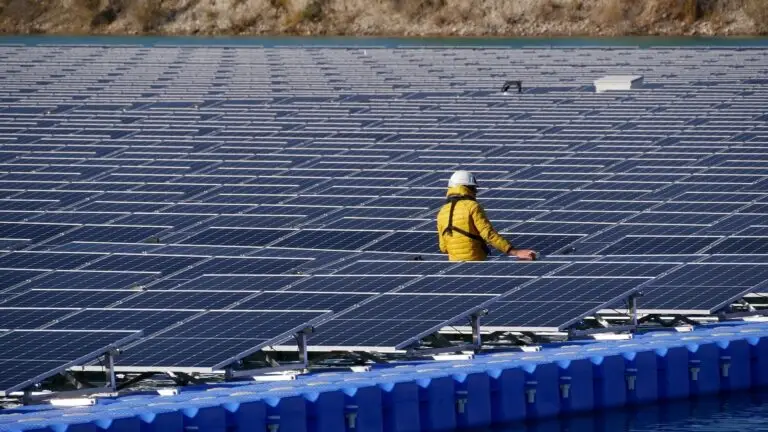 Floating solar system mantenance
